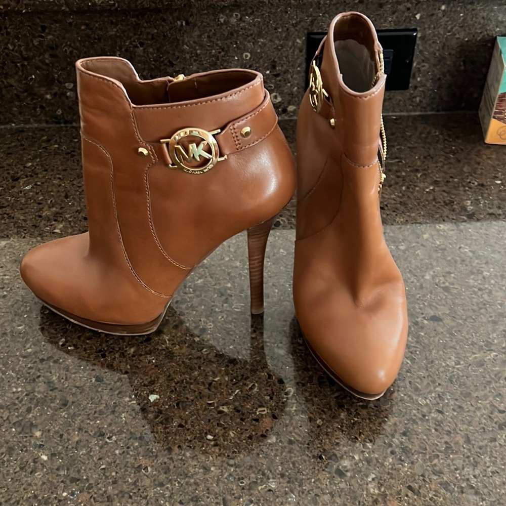 Michael Kors brown heeled ankle books size 8